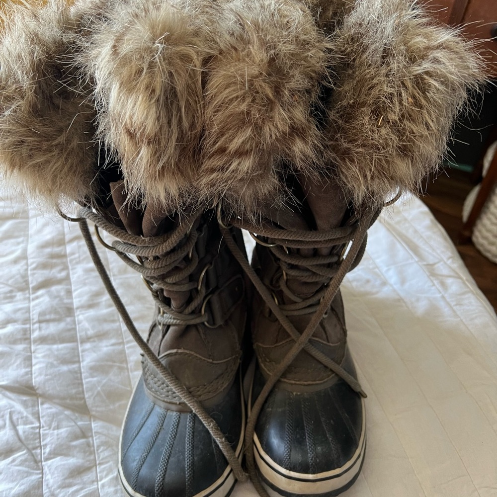 Used Sorel boots.   Only worn a few times.   There is one snap broken